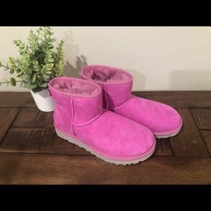 New hot pink short UGGS. Size 8. With tag.
